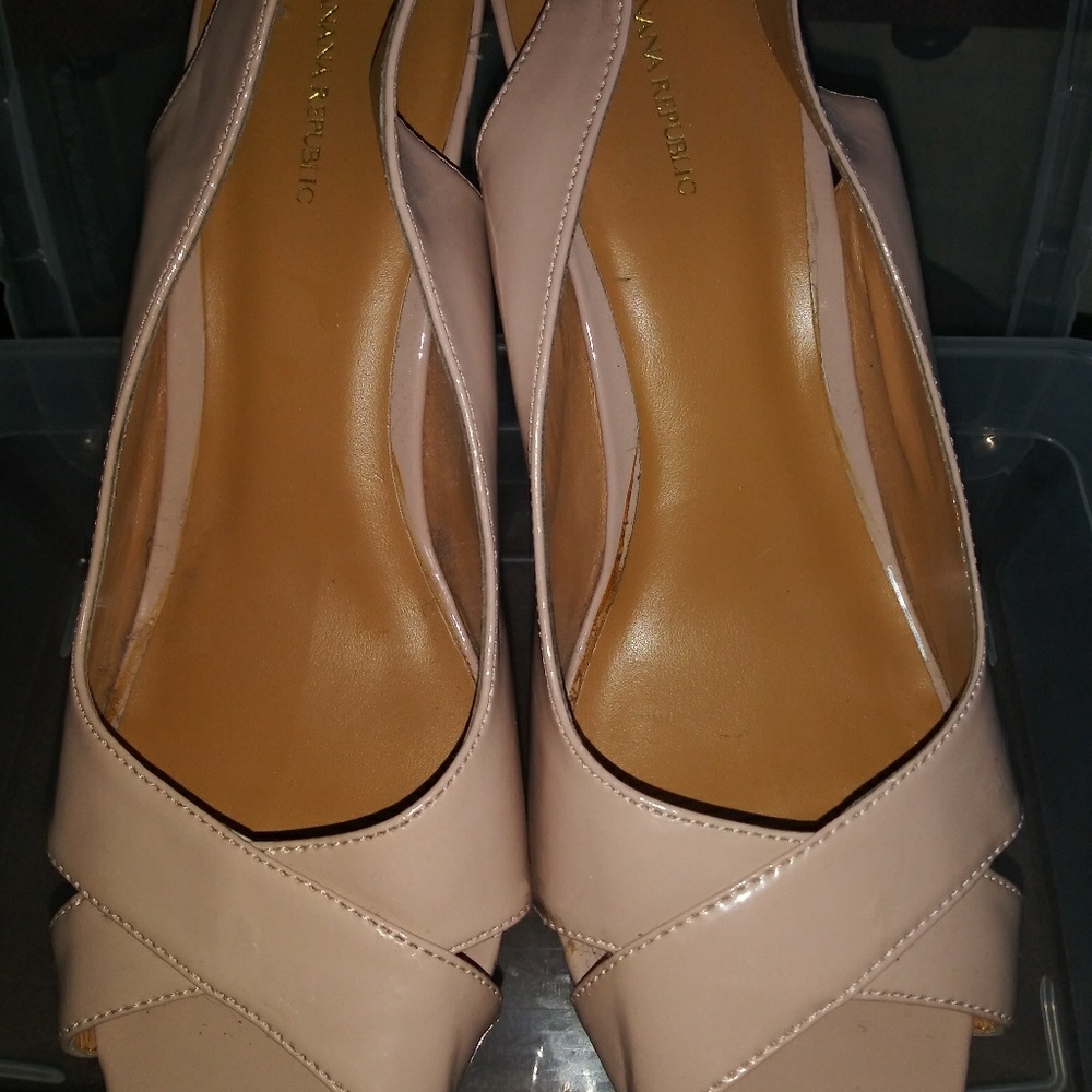 Neutral patent wedge sandal